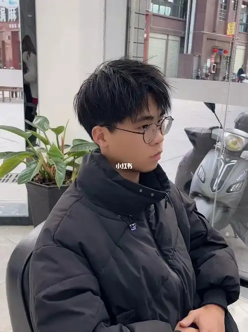 男生纹理烫发适合学生党