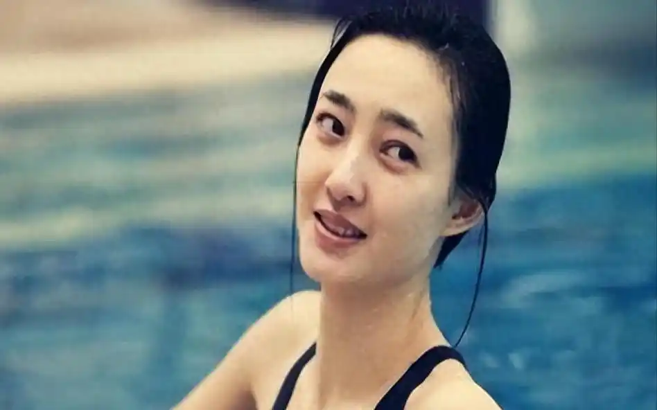 一个回眸定格徐克心,同居8年终被弃,王丽坤再陷泥潭遭深坑