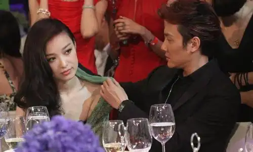 冯绍峰倪妮机场热吻如胶似漆 小情侣甜蜜似神仙