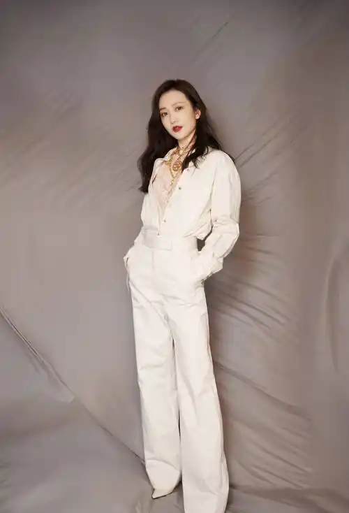 王鸥拍摄路透生图状态超好蓝色衬衫套装身材完美元气满满