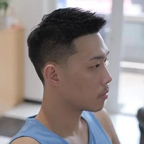 这款发型头顶的头发大约要有4厘米左右的样子