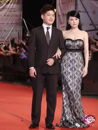 单亲妈妈戈伟如对儿子一直非常紧张,也蛮愿意让他跟着自己出镜~上节目