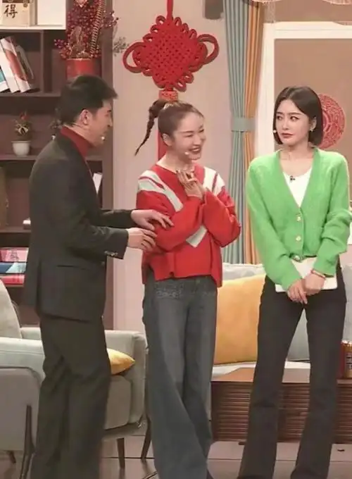 无独有偶,今年春晚秦岚的小品名就叫《上热搜了》,小品中的秦岚身穿