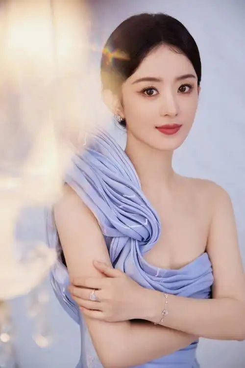 赵丽颖冯绍峰七夕同晒美照,男帅女靓超养眼,手戴戒指引猜疑