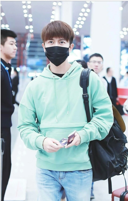 任嘉伦穿连帽卫衣搭配牛仔裤现身机场帅气十足满屏的薄荷味