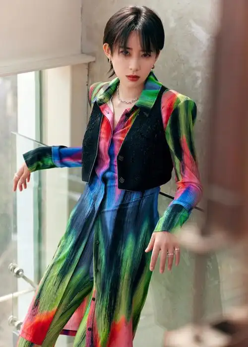 歌手李斯丹妮 @李斯丹妮 身着夏姿陈shiatzychen珠绣短款马甲在@cctv