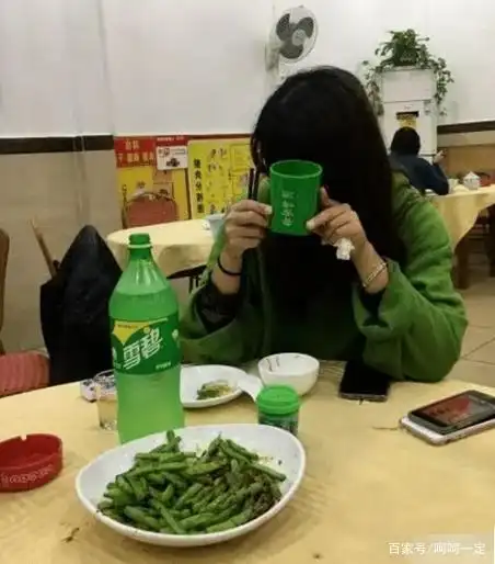 "女朋友突然请吃饭,但是场面却是这个样子的,"好像不太对劲?