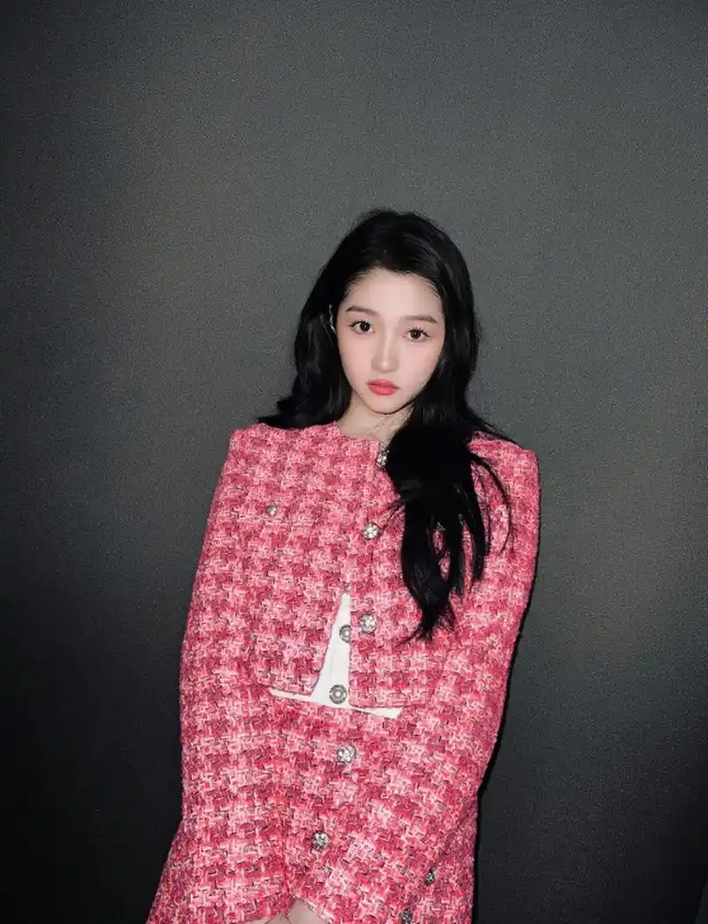 关晓彤穿搭粉色格子套装 好身材藏不住.
