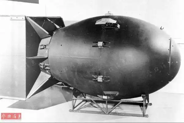 资料图:图为绰号"胖子"的原子弹,内装有6.2千克钚,后被投放到长崎.