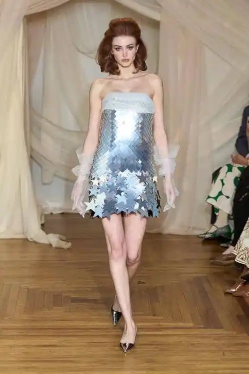 个人标志性的鸡尾酒礼服和性感西装结合,肯尼迪·杰奎琳式的短发,红酒