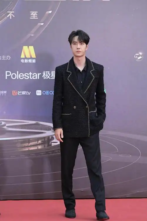 2/ 9王一博微博电影之夜红毯图黑色小香风外套造型,满身贵气十足!