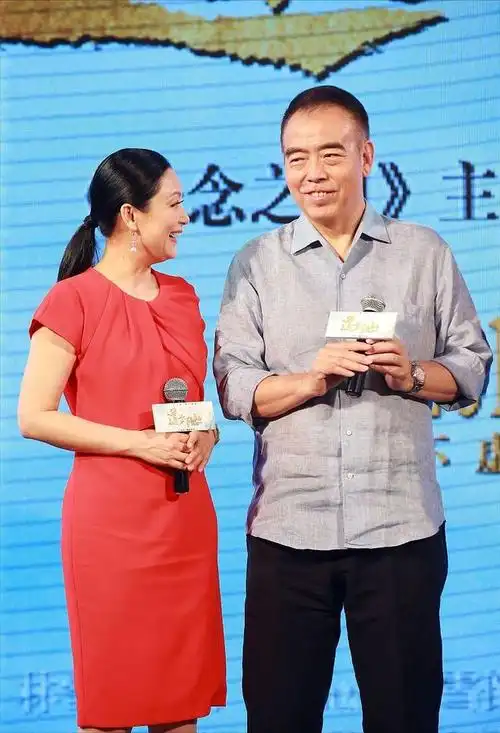 陈红和陈凯歌越来越有夫妻相了笑起来脸显得肉肉的还挺可爱