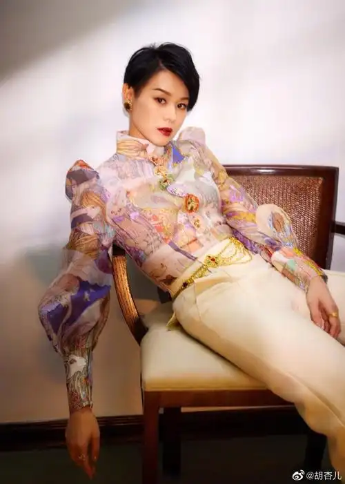 组图:胡杏儿倚靠窗边拍夜色大片 穿着复古华贵妆容精致气场全开_高清