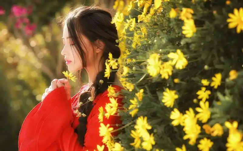 绝美红衣女孩花中写真图片电脑壁纸