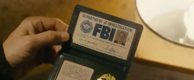 哈奇忍无可忍,摔门而出,冲到老爸的养老院,拿出了老爸的fbi证件和手枪