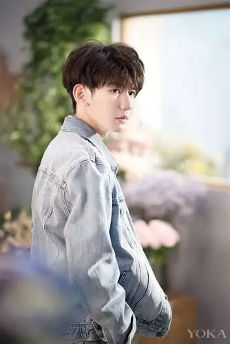 王源置身花海 短发造型尽显清新文艺风少年