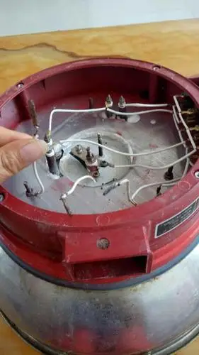 电炒锅插电线这里烧坏了,,怎么把内部接线改一下,不用开关控制?