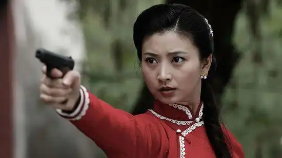 我叫刘传说斓曦求突破眉姐姐持枪当首长