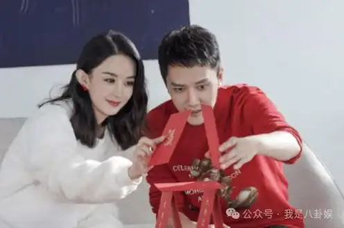 赵丽颖冯绍峰一家三口穿亲子装外出,真复合还是为顾及孩子感受?