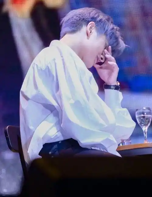 我们不要忘记了那个男孩还是一个会舞蹈的宝藏男孩呀,蓝色头发这个