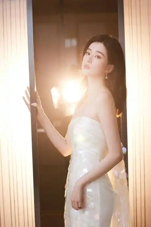 乔欣白色抹胸连衣裙性感写真_风范_女神_气质