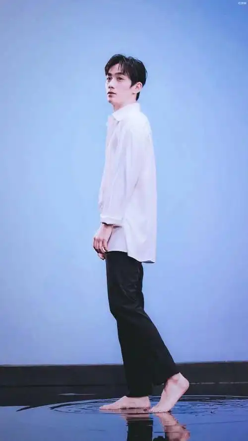 求一张朱一龙光脚脚的图啊