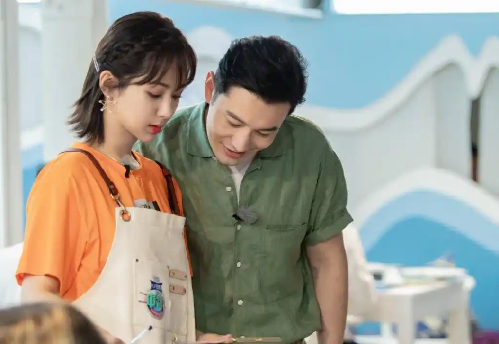 王俊凯杨紫被迫穿婚服拍照姐弟俩的表情暴露一切黄晓明过分了