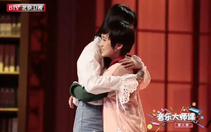 【音乐大师课宋亚轩】小宋与谭维维老师亲密交流,端着粉丝包袱不敢撒