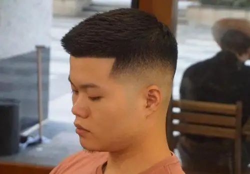 小方脸胖男士秋天梳剃两边短发发型,把头发修剪的很有渐变层次感,上面