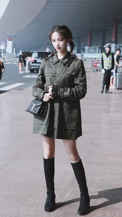 杨超越把衬衫当裙子穿搭配黑色长靴腿比超模还细细一圈