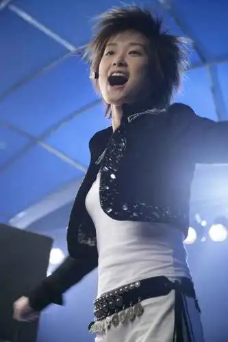 谁弄大了李宇春的胸部