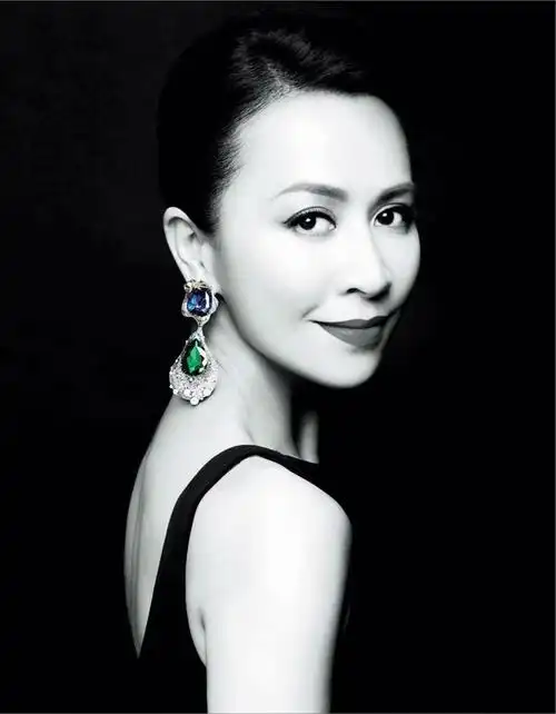 刘嘉玲和名媛合影也不输气场,站在c位气场十足,妥妥的女神范儿