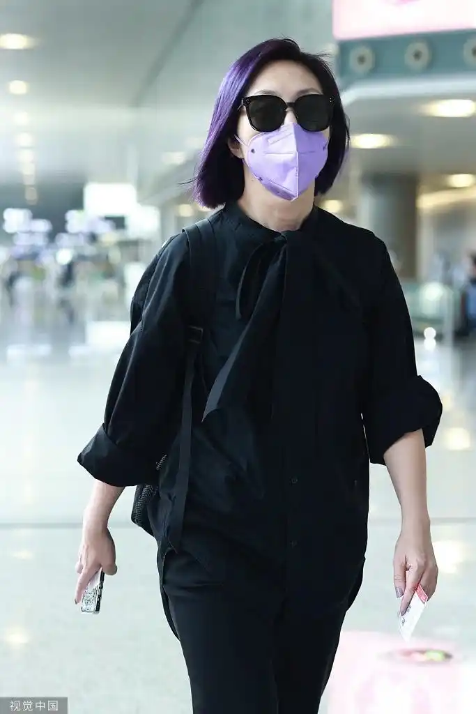 组图:杨千嬅浪漫紫发黑色系穿搭时髦 墨镜遮面走路带风
