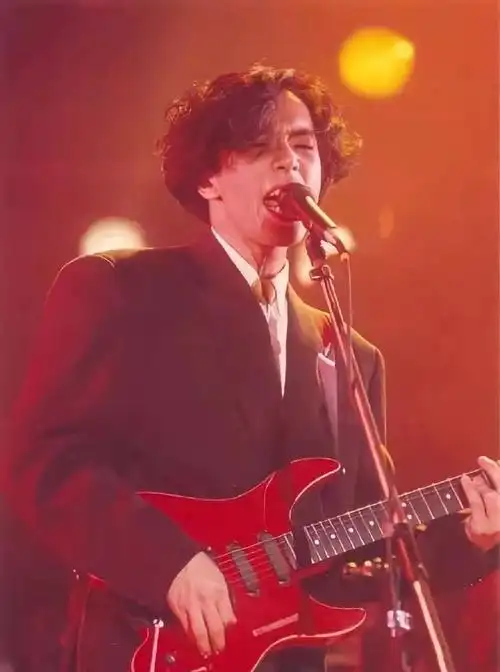 没看过黄贯中年轻时的颜值吗,真的是又潮又酷,抱起吉他来真的太迷人了