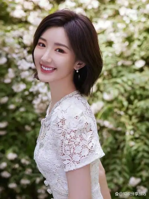 毛晓彤,以其清新脱俗的气质和多变的形象在娱乐圈广受瞩目.