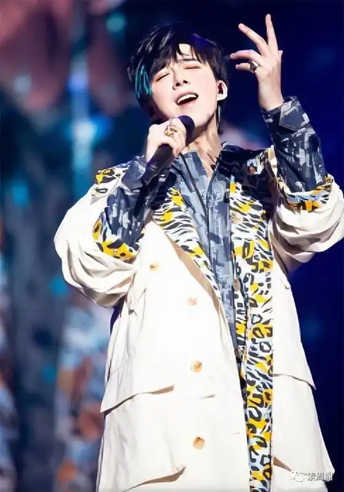 刘宇宁穿彩虹婚纱裤潮到爆,绿色条绒套装搭配婚纱元素,有点帅哟