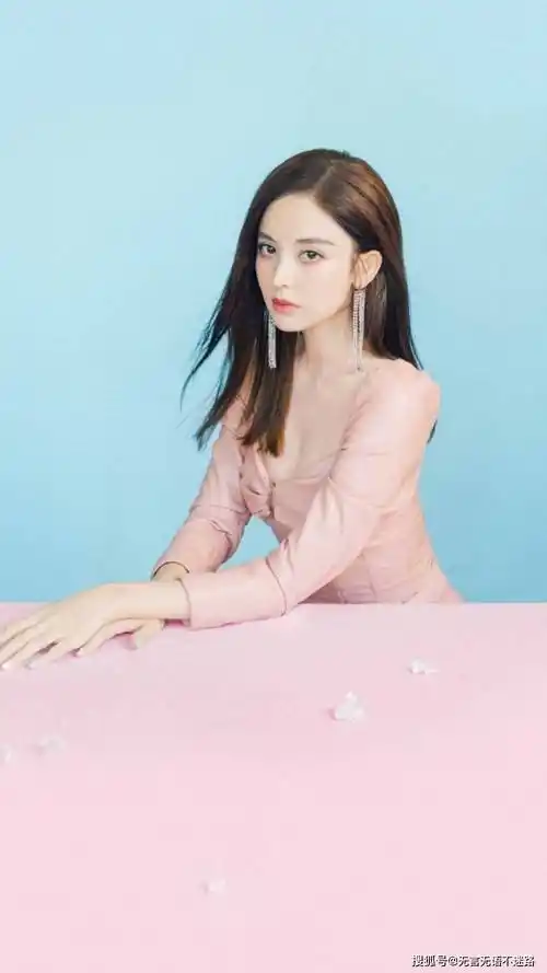 古力娜扎粉色深v开叉裙妩媚优雅