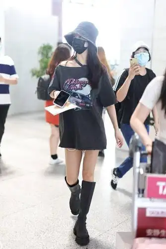 街拍:刘些宁身穿宽松t恤,脚踩高筒靴秀好身材