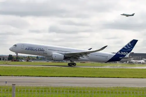 a350是欧洲空中客车公司研制的双发远程宽体客机,是空中客车的新世代