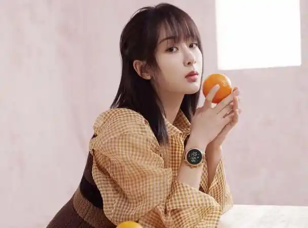 仅用一份解约声明就让自己老东家股市暴跌百分之四,2021年,杨紫特意