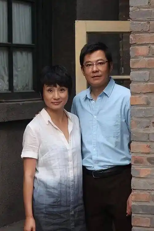 他的刘茜也是一名演员,拍摄过《金粉世家》《怪侠一枝梅》《风起霓裳