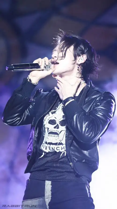 时间花在音乐上##小鬼王琳凯音乐节露58块腹肌##小鬼王琳凯音乐节