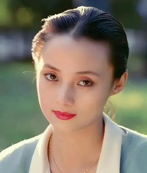 蒋勤勤是一位有着天生美人胚子的女星,她的五官精致饱满,不需要瓜子脸