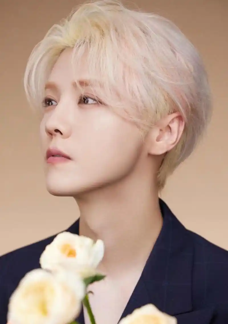 鹿晗执着染头发,新物料还是浅发色,重现顶流时期精致颜值,侧脸下颌线