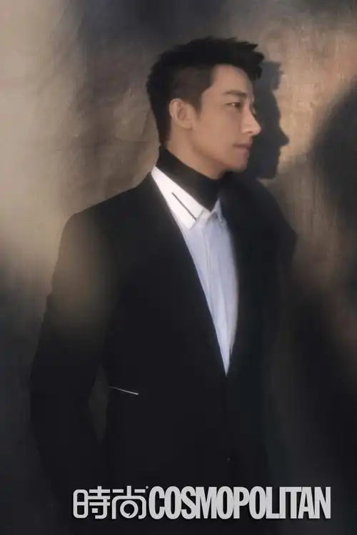 黄轩登杂志银十封面完美侧颜杀演绎纯粹与柔情