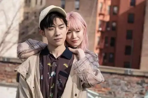 易烊千玺与女模甜蜜相偎网友她凭什么站在他身边