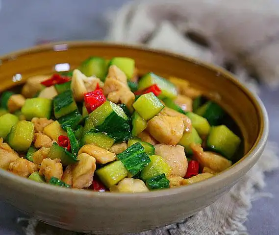 这几道荤素搭配小炒菜吃起来,天越冷越开胃越下饭!