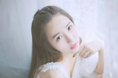 超火爆的大胸妹妹 双手遮胸私房里的极致诱惑