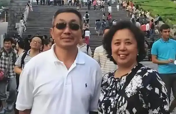 回顾演员杜源4岁与妻子相熟结婚41年零绯闻如今女儿成他的骄傲