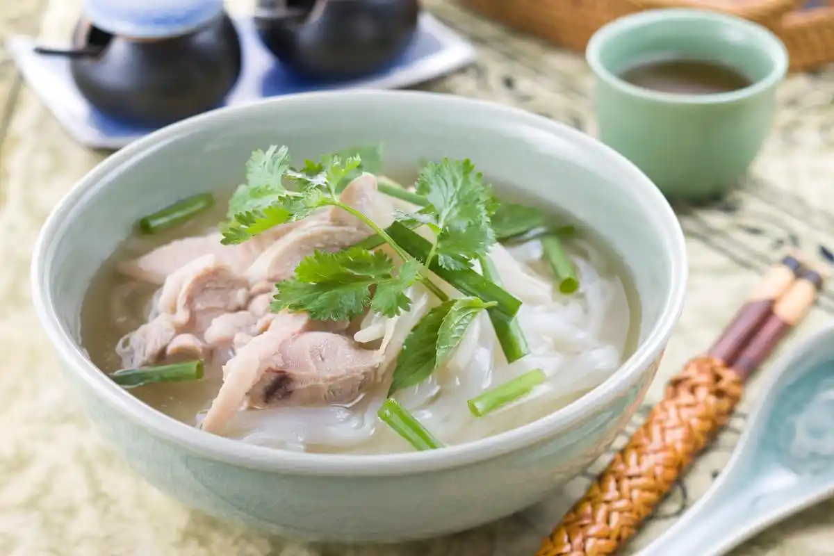 清汤是一道清爽,营养,美味的经典汤品,制作时需精选食材如新鲜肉类和